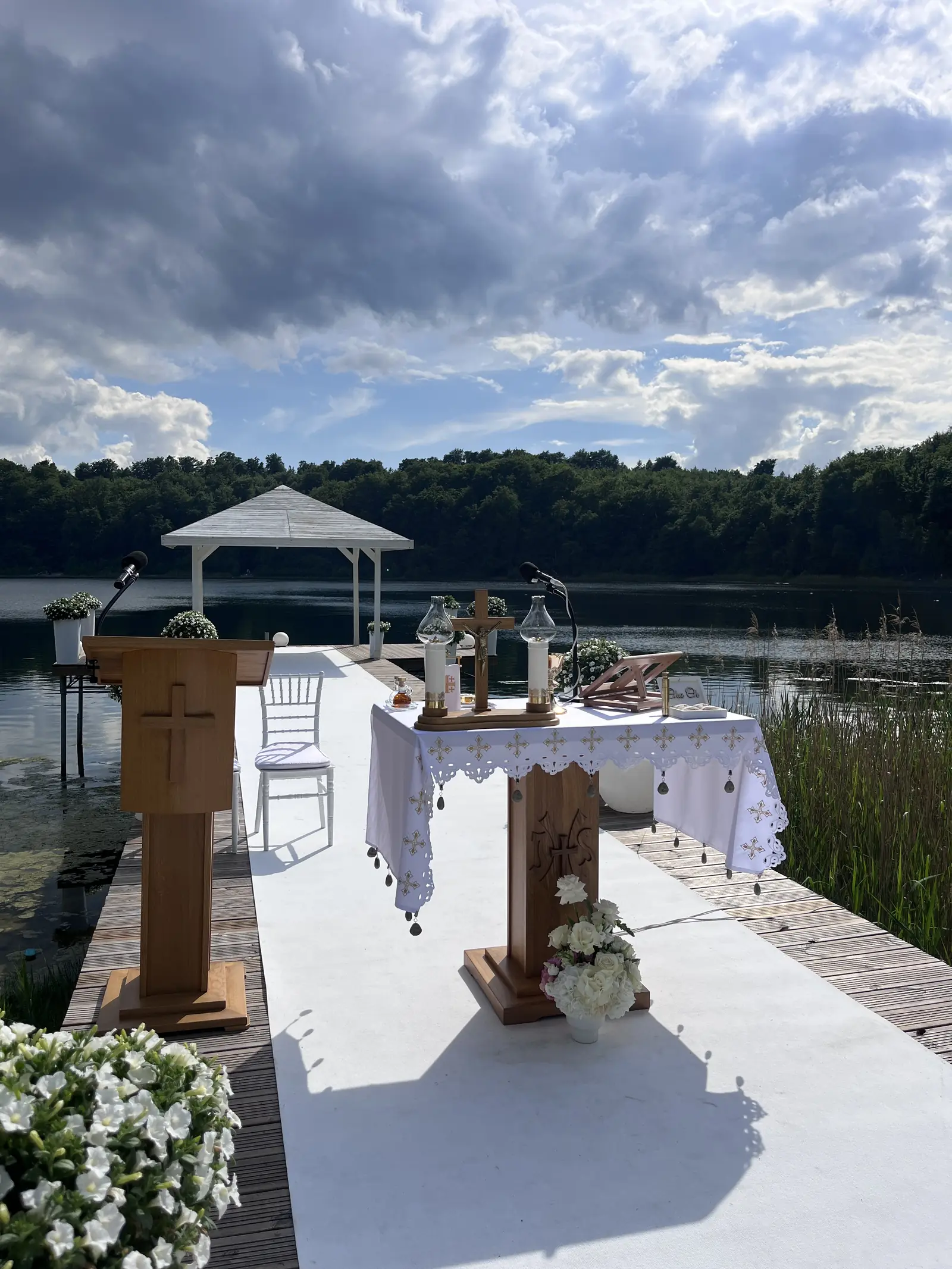Ambona i ołtarz na pomoście nad jeziorem