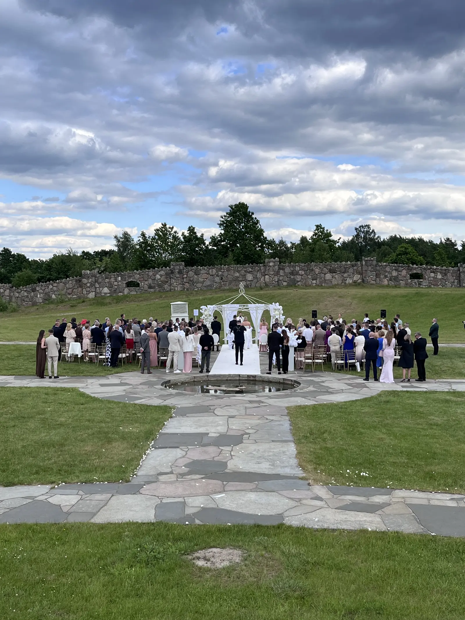 Ceremonia ślubna w ogrodzie z kamiennym kręgiem