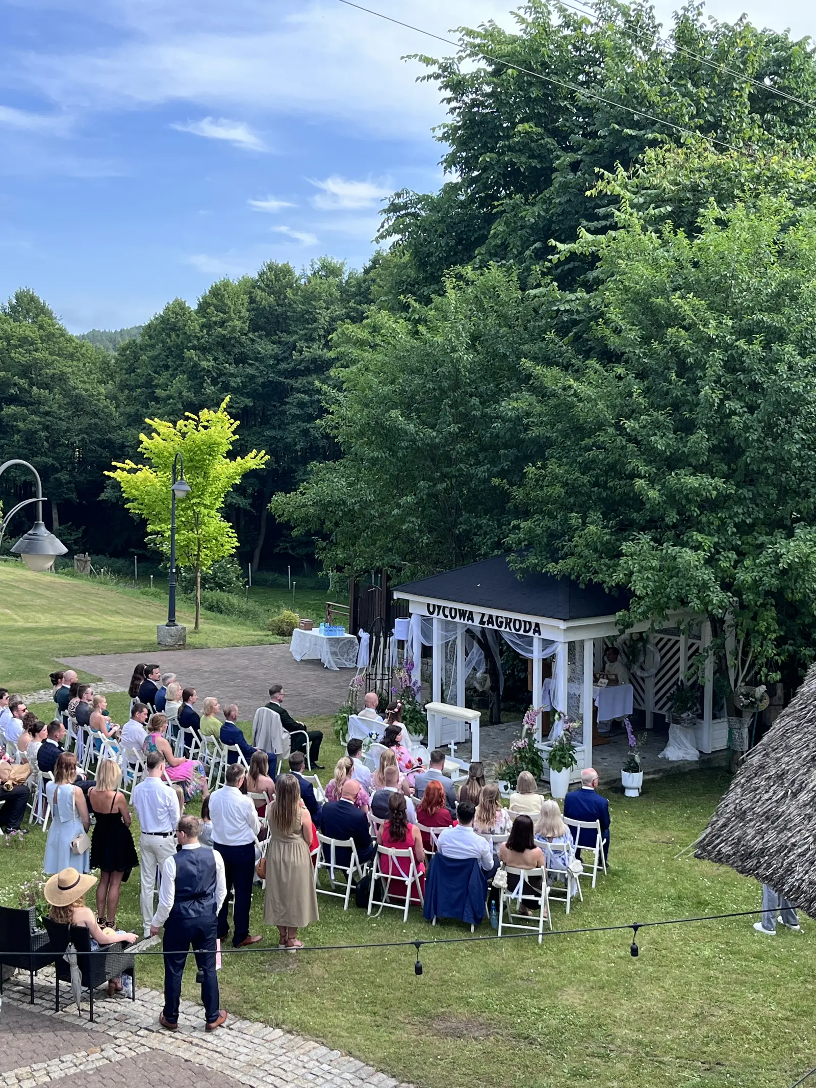 Ceremonia ślubna w ogrodzie wśród drzew