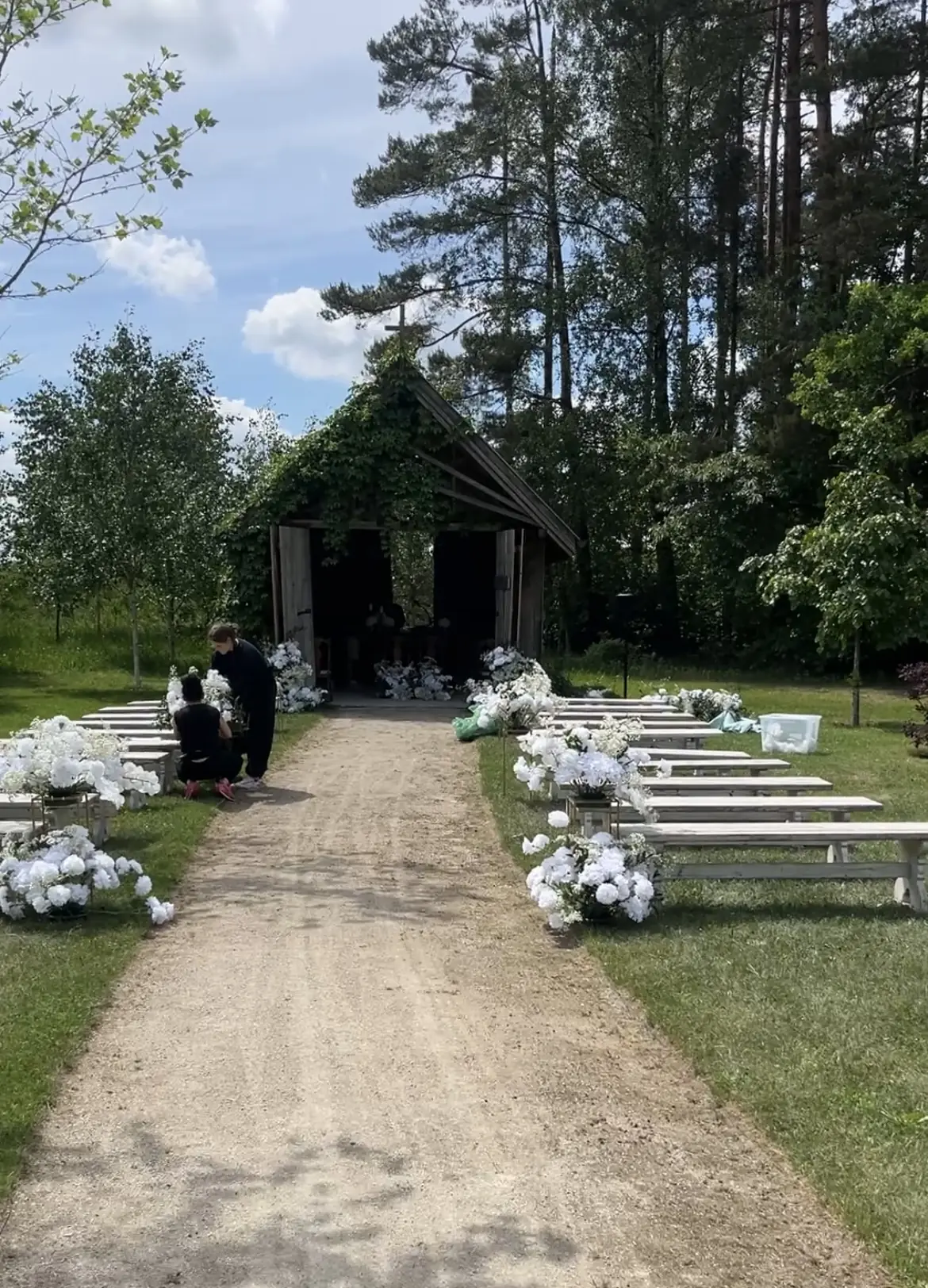 Leśna kaplica przygotowana do ceremonii ślubnej