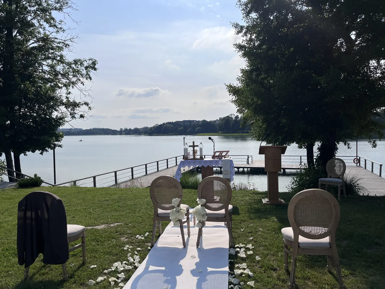 Krzesła dla gości nad jeziorem przed ceremonią